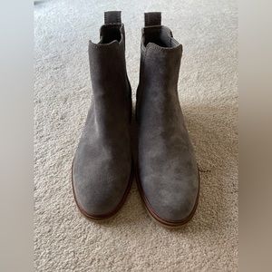 Clarks Suede Chelsea Boot Womens Size 8